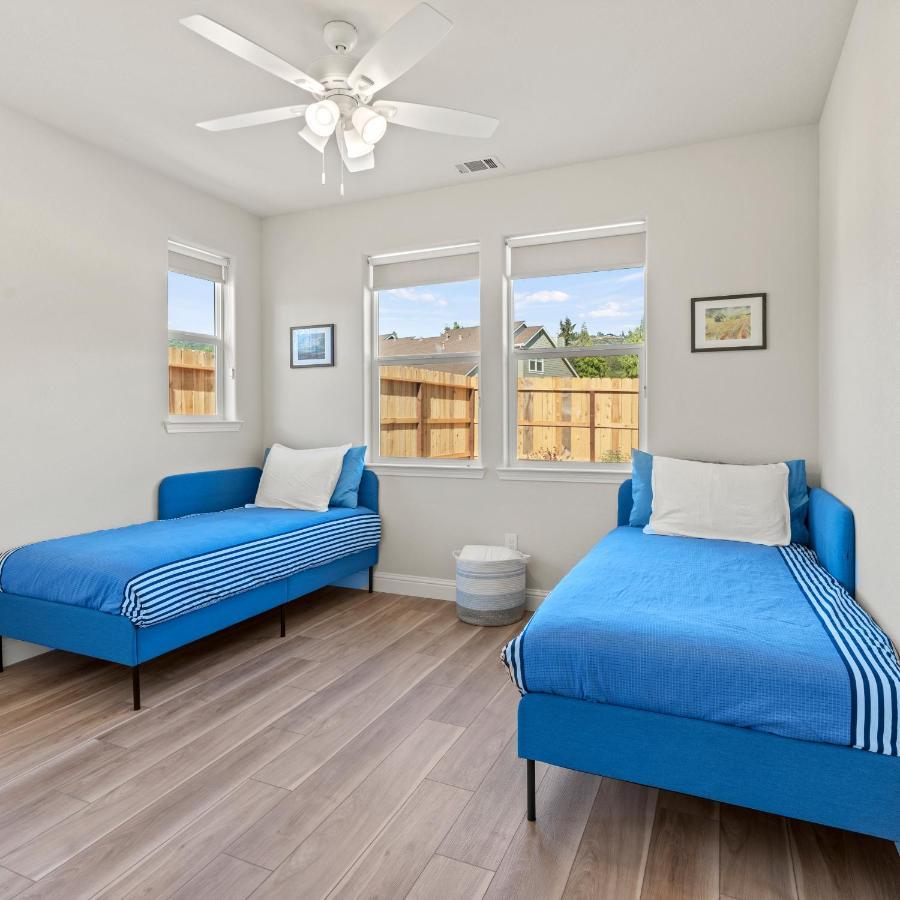 Newly Built Murphys Modern Retreat Exterior photo